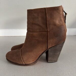 Rag&Bone Classic Newbury brown suede bootie. Size 39. Heel 3 1/2”
